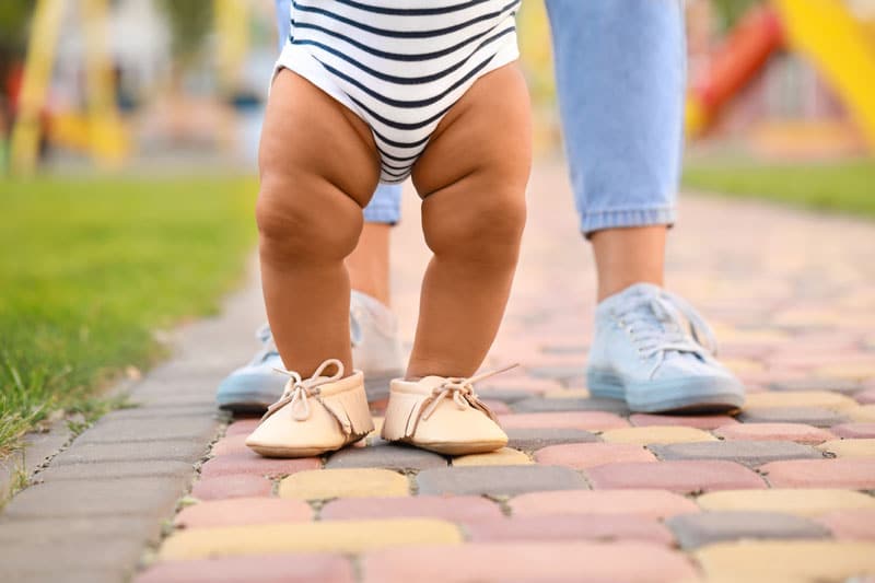 Chaussure bebe debout