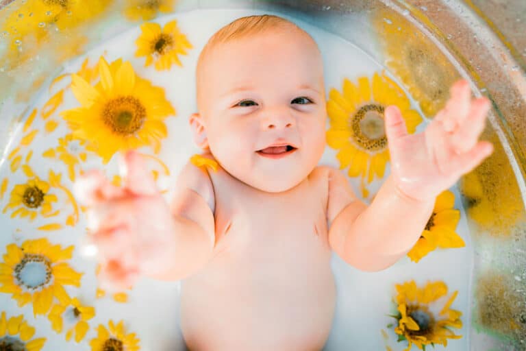 Le bain de lait nouveauné un moment de détente pour bébé
