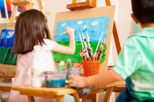 Déroulement d'une activité peinture en crèche